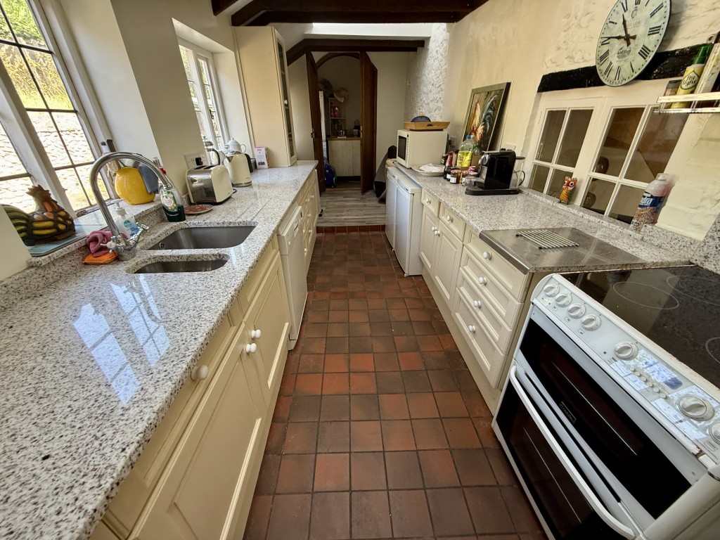 Lot: 90 - SPACIOUS COTTAGE WITH GARDENS FOR UPDATING - Kitchen and pantry area